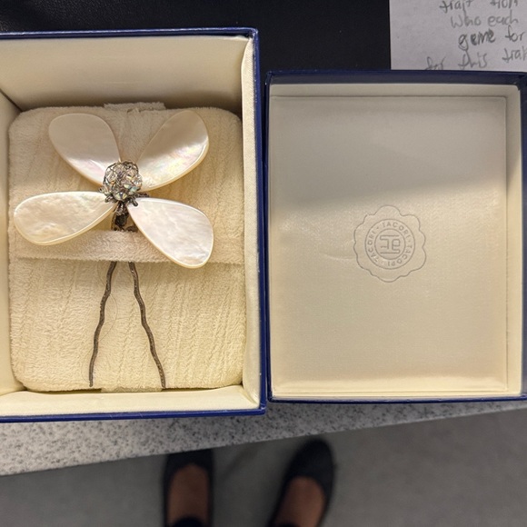 Tacori Swarovski Shell Hairpin (bridal ) NWOT in original box never been used . - Picture 2 of 6